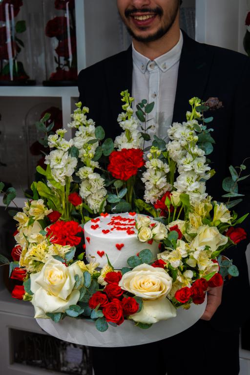 Online flower delivery UAE Fresh roses delivery Flowers with chocolates